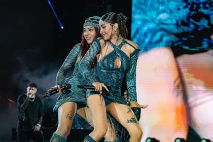 Lucas Hortiguera fue el encargado de realizar los tejidos que lucieron Ailín y María Becerra en River (Foto Instagram @mariabecerra)