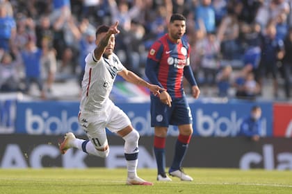 Lucas Janson festeja el primero de sus dos goles, el 1-0 de Vélez ante San Lorenzo; lo sufre Ortigoza