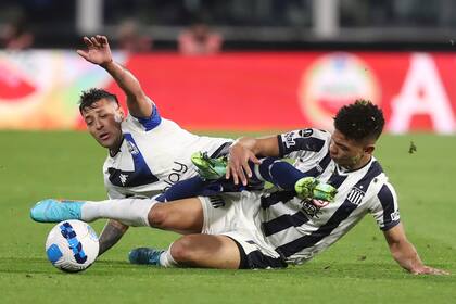 Lucas Janson y Diego Valoyes disputan el balón, un síntesis de la batalla que libraron Vélez y Talleres en la serie de los cuartos de final de la Copa Libertadores