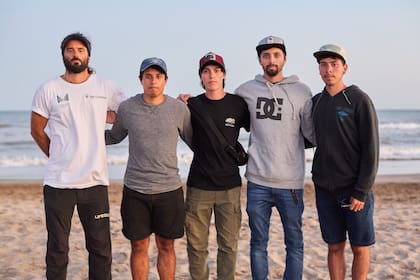 Lucas, José, Pablo, Fernando y Gastón, uno de los guardavidas que ayudó en la búsqueda, tras tomar conocimiento de que Prefectura dejará de buscar a Ramón Román y Gabriel Raimann con vida