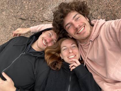 Lucas, junto a sus dos hermanos.