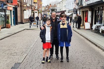 Lucas, junto a sus hijos en Hitchin, una ciudad de mercado situada en el distrito de North Hertfordshire, en el condado de Hertfordshire, Inglaterra. En el censo de 2011 contaba con una población de 33.350 habitantes.