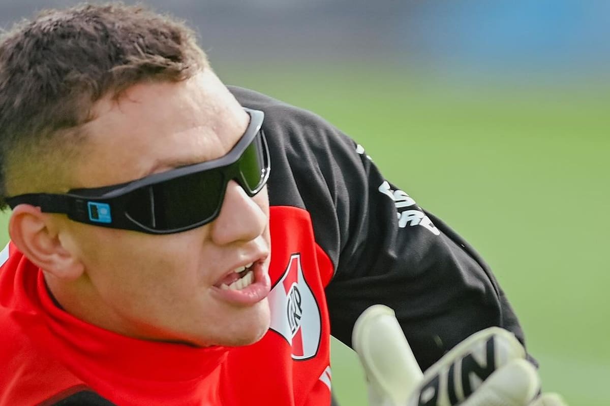 Lucas Lavagnino se arroja para controlar una pelota en una práctica con los lentes estroboscópicos, en el inicio de la pretemporada de River