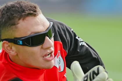 Lucas Lavagnino se arroja para controlar una pelota en una práctica con los lentes estroboscópicos, en el inicio de la pretemporada de River
