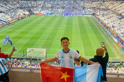 Lucas Lu es fanático de la Selección y fue a Qatar
