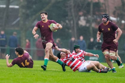 Lucas Marguery escapa del tackle de Ezequiel Zalazar