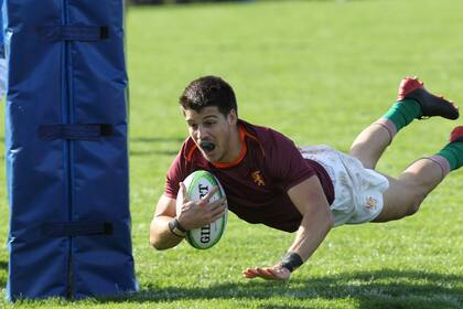 Lucas Marguery vuela para anotar el primer try del partido; Newman venció a CUBA en Villa de Mayo y se mantiene primero en el Top 12 de la URBA, pero ahora en compañía de SIC.