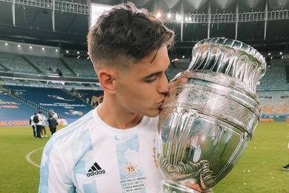 Lucas Martínez Quarta besa la Copa América