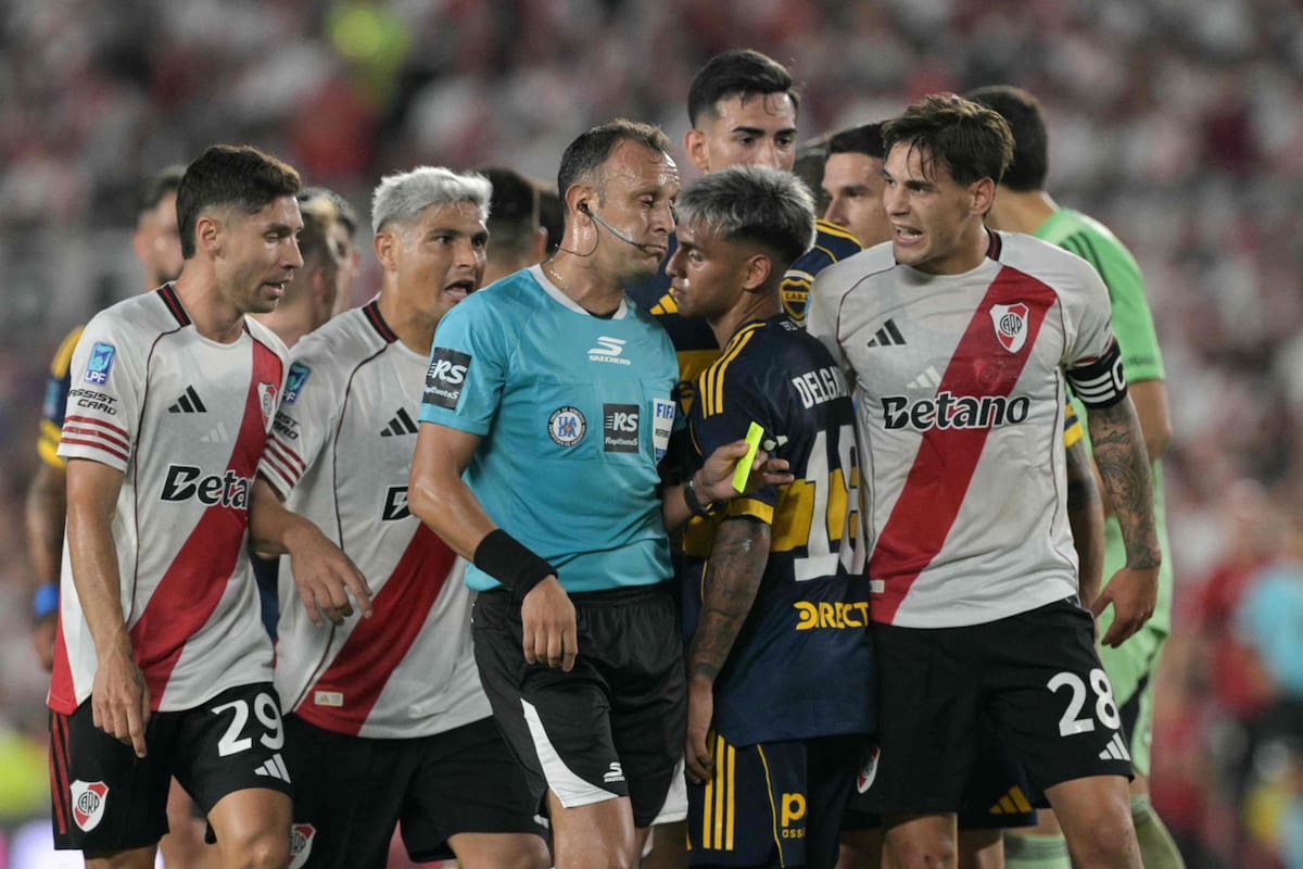 Lucas Martínez Quarta (28) le recrimina a Darío Herrera por un supuesto penal no sancionado a River en el final del clásico con Boca