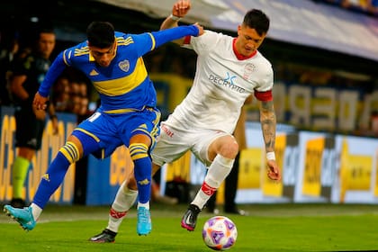 Lucas Merolla, de Huracán, atrae a Boca; en esta escena puja con Luca Langoni, revelación xeneize en la Liga Profesional ganada por el club azul y oro hace un mes y medio.