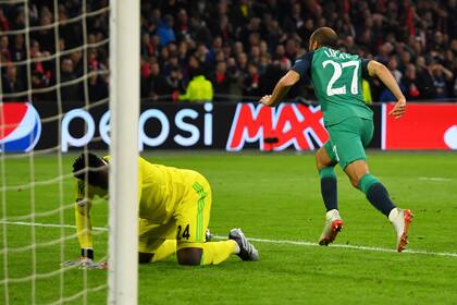 Lucas Moura ya corre a celebrar el gol más importante de su carrera: el que llevó a Tottenham a la final de la Champions.