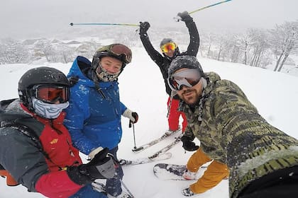 Lucas Nikitczuk adelantó sus vacaciones de invierno para disfrutar con amigos de Ushuaia