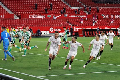 Lucas Ocampos, de penal, anotó el primer gol de la vuelta de la Liga de España