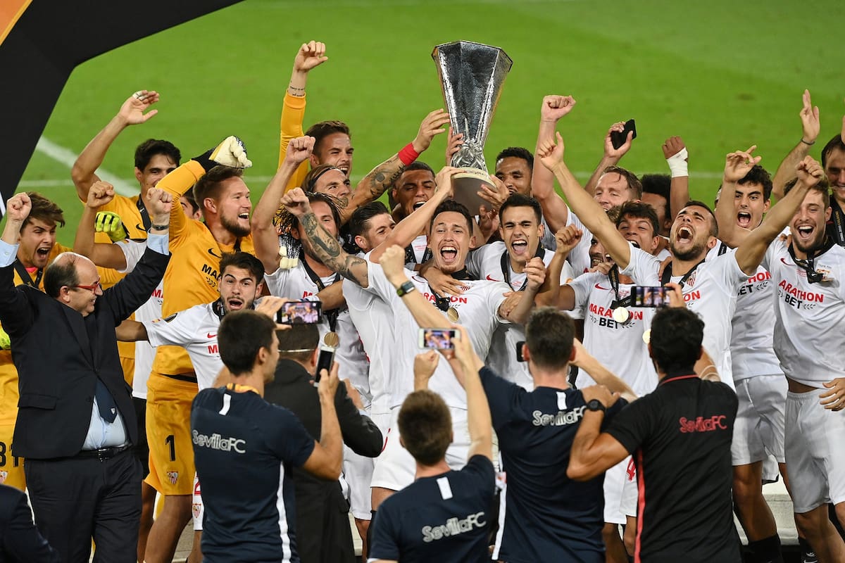 Lucas Ocampos, en primer plano, uno de los tres argentinos de Sevilla, campeón de la Europa League tras vencer por 3-2 a Inter en la final del torneo, disputada en Colonia (Alemania).