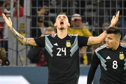 Lucas Ocampos festeja el gol contra Alemania el día de su debut