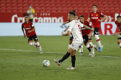 Lucas Ocampos remató el penal sin mirar para convertir uno de los goles del triunfo de Sevilla sobre Mallorca por 2 a 0.