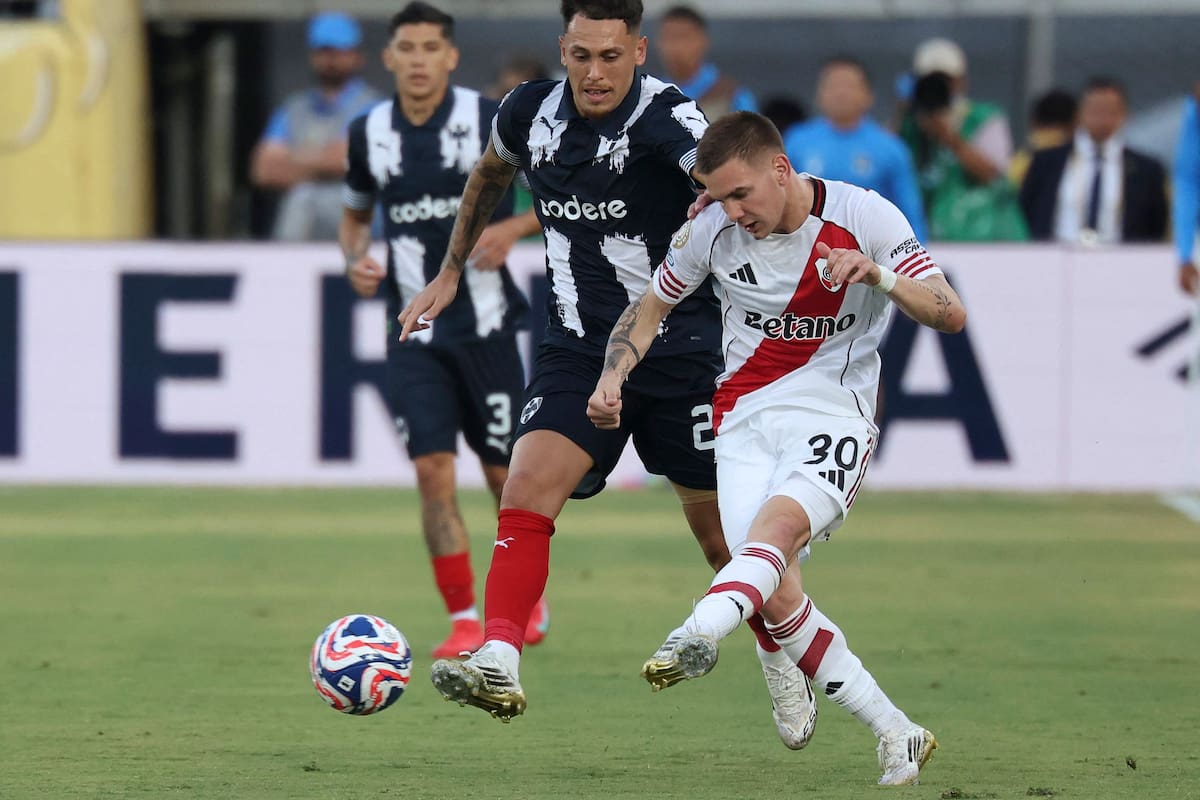 Lucas Ocampos ve cómo Franco Mastantuono lanza el pase, en una escena del segundo tiempo