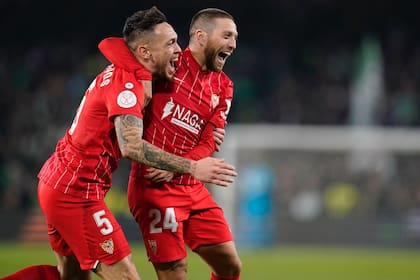 Lucas Ocampos y Alejandro 'Papu' Gómez, dos de los argentinos que juegan en Sevilla