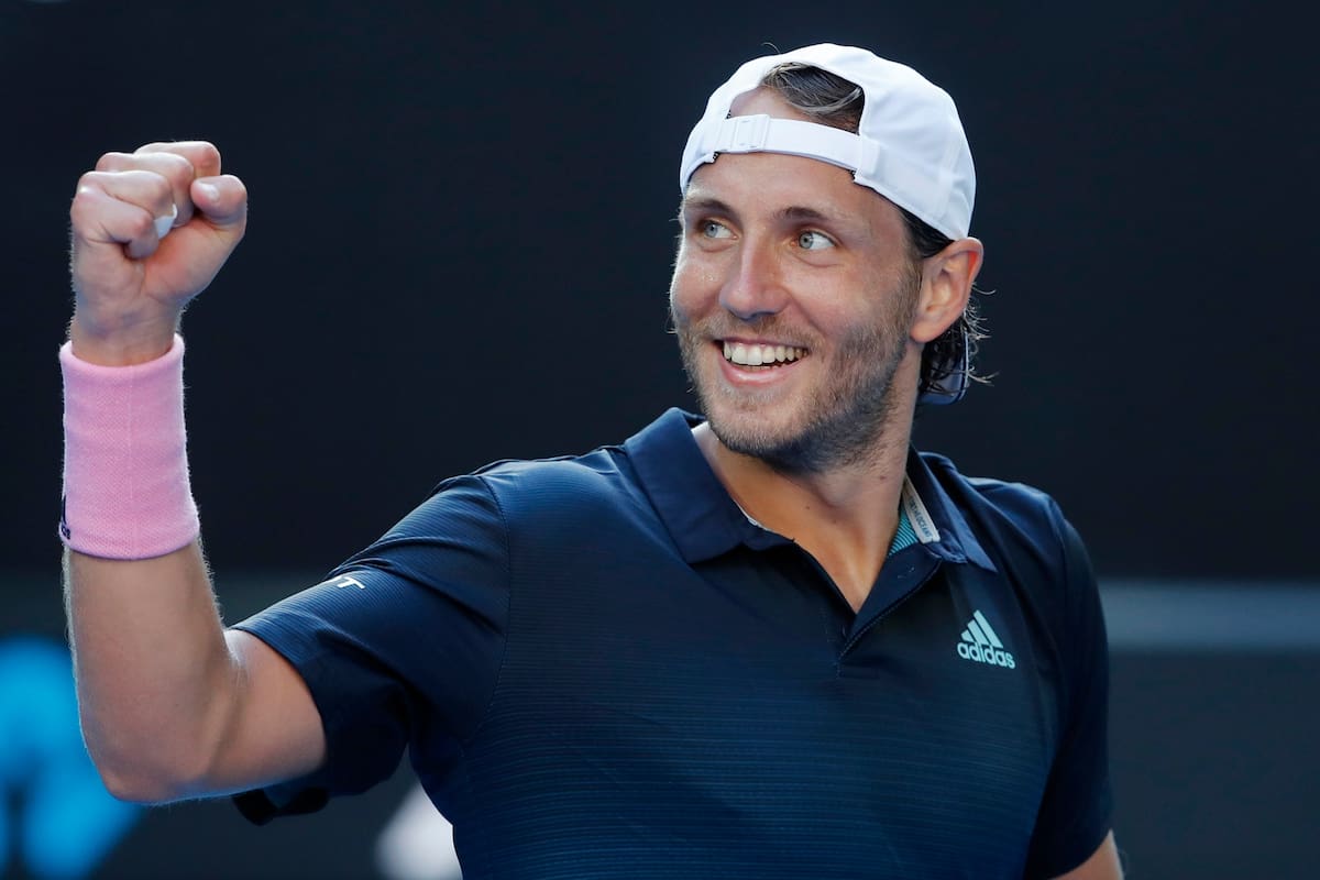 Lucas Pouille celebra después de ganarle a Milos Raonic.