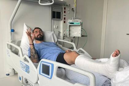Lucas Pratto en el hospital en Rotterdam, donde fue operado este lunes; estará al menos seis meses sin jugar al fútbol