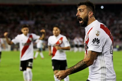 Lucas Pratto festeja su gol, el primero en el triunfo de River