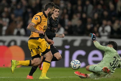 Lucas Pratto, un viejo conocido para el fútbol argentino, no puede para Coquimbo, frente a la salida del arquero de Platense, Cozzani