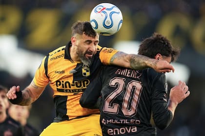 Lucas Pratto y Luciano Giménez batallan en el aire por el control de la pelota; el delantero de Coquimbo Unidos se retiró lesionado en el primer tiempo