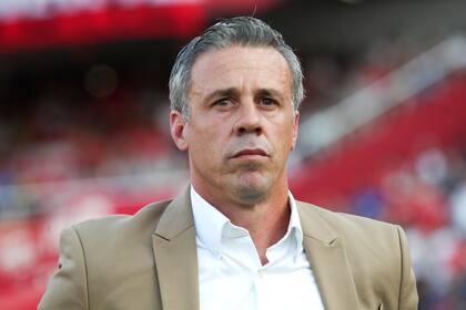 Lucas Pusineri, un técnico que intenta hacer pie en medio de una crisis