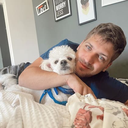 Lucas Rodríguez y Darwin, la mascota que adoptó con Barbie Vélez (Foto: Instagram @soydarwinbb)