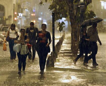 A pesar del alerta, la lluvia sorprendió a muchos porteños