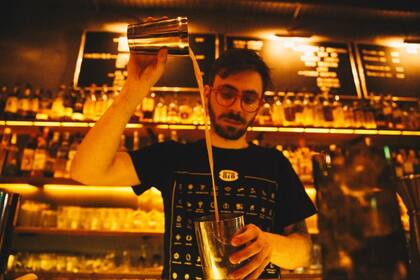 Lucas Rothschild, bartender de 878 Bar, prepara un Vitistini, un martini que compara con "El nervio óptico", de María Gainza