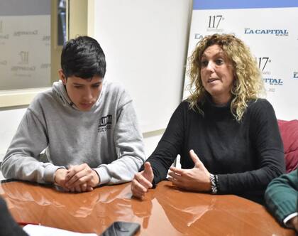 Lucas Ruiz junto a su abogada (Foto La Capital)