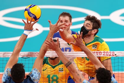 Lucas Saatkamp, del equipo brasileño de voleibol, compitiendo contra la Argentina con una particularidad que lo acompaña desde que existe la pandemia: utilizando el barbijo.