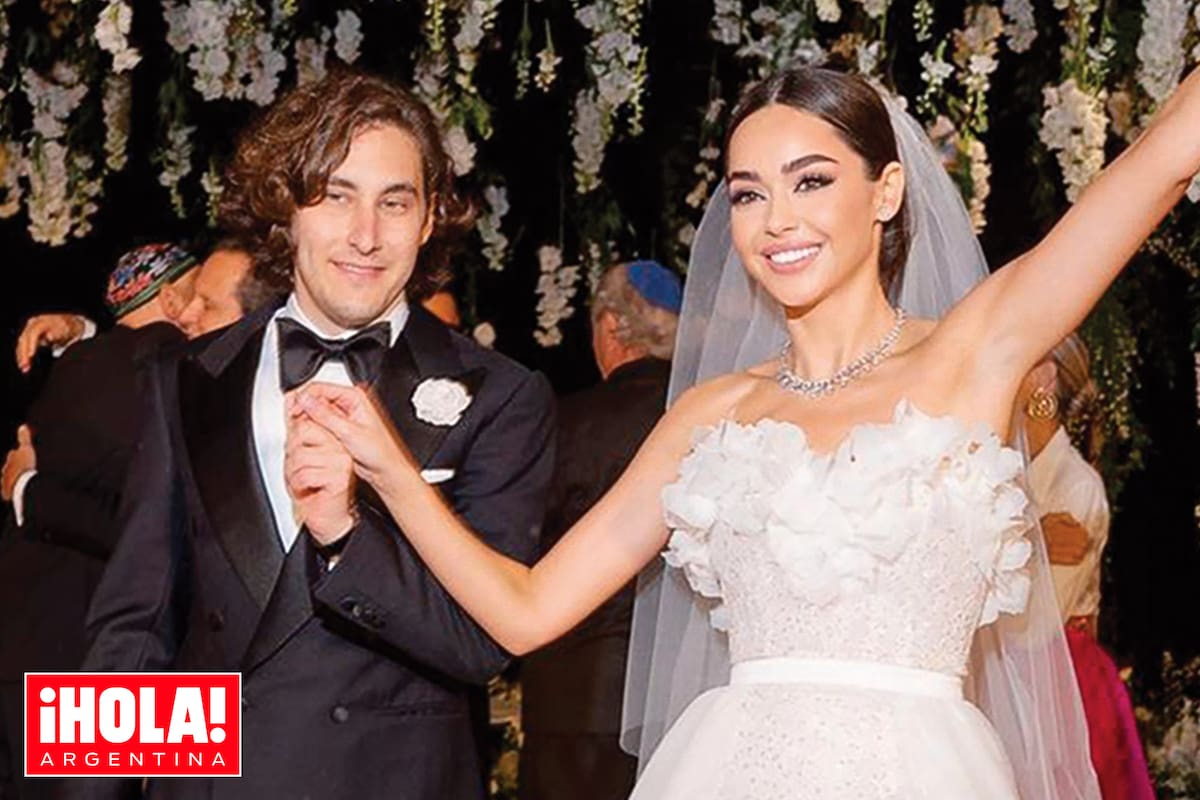 Lucas Sielecki y la modelo Sofía Isabella Deprit Solana saludan a los invitados a su boda después de la ceremonia.