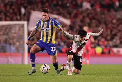 Lucas Silva marcando a Copetti en el partido que River le ganó a Rosario Central 1-0 en las semifinales del Apertura 2026