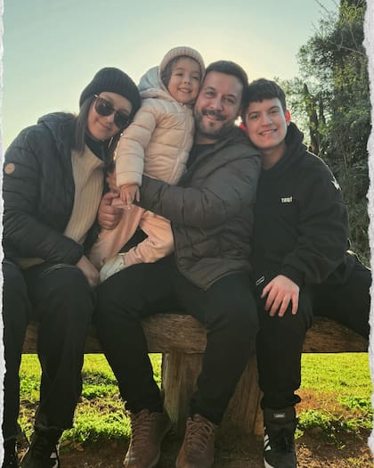 Lucas Sugo con sus tres hijos
