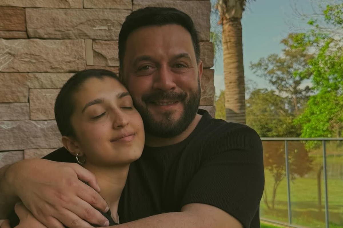 Lucas Sugo junto a su hija Flor
