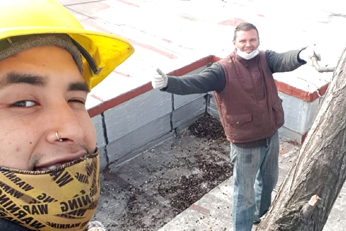 Lucas Tesure junto a Roberto Mario Lannizzotto, el jardinero asesinado