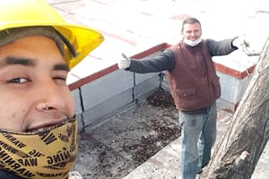 Lucas Tesure junto a Roberto Mario Lannizzotto, el jardinero asesinado