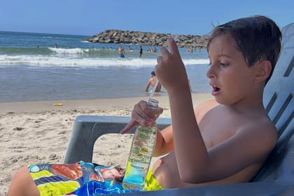 Lucas tiene 8 años y nació en la Argentina
