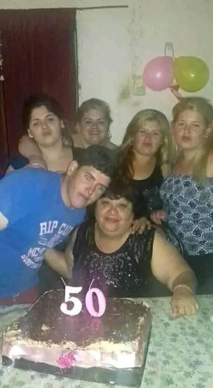 Lucas Tissera junto a su familia