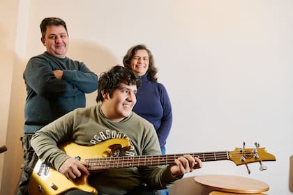 Lucas toca el bajo que su madre Jorgelina, que es luthier, le hizo para él