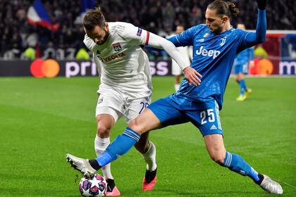 Lucas Tousart, aquí marcado por Adrien Rabiot, hizo el gol de la victoria de Lyon el 26 de febrero; cuatro meses y 10 días más tarde, el 7 de agosto, tendrá lugar la revancha en Turín.