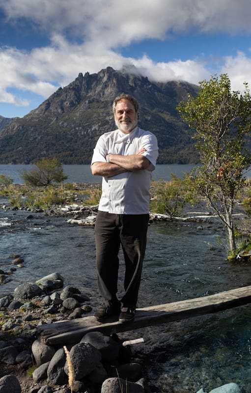 Lucas Trigos, con el lago Huechulaufquen de fondo.