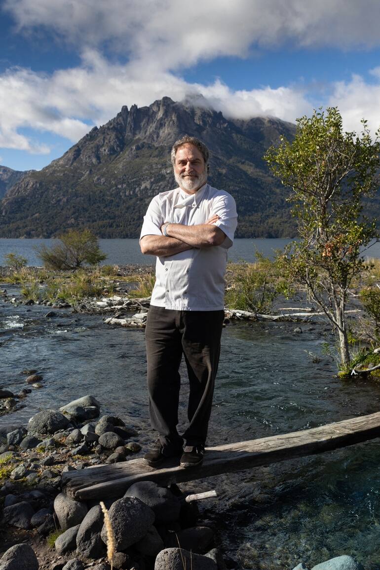 Lucas Trigos, con el lago Huechulaufquen de fondo.