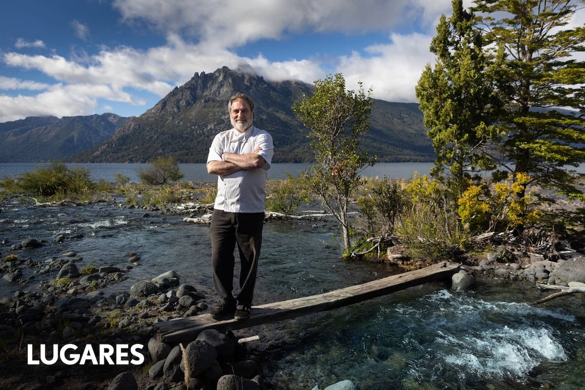 Lucas Trigos, con el lago Huechulaufquen de fondo.