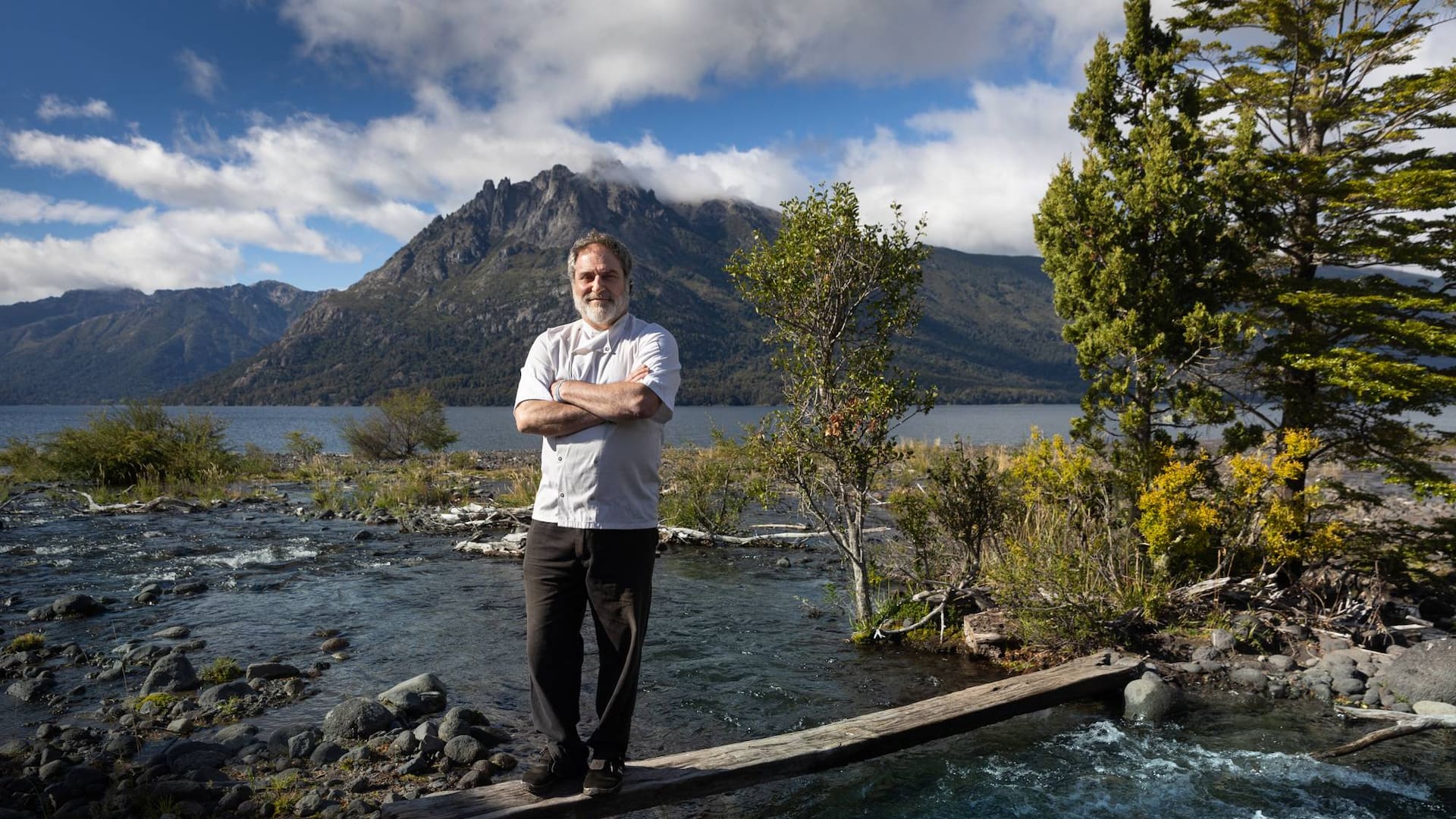 Lucas Trigos, con el lago Huechulaufquen de fondo.