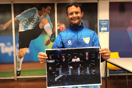 Lucas Unhold sostiene una foto del debate presidencial: "Ningún candidato habló de discapacidad"