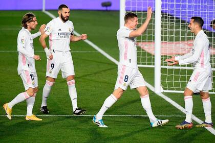 Lucas Vazquez celebra con Tony Kroos, Benzema y Modric, el primer gol frente al Celta de Vigo