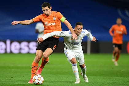 Lucas Vázquez intenta contener el avance de Taras Stepanenko. Los del equipo ucraniano no temieron y se animaron a jugar de igual a igual en varios pasajes del encuentro.